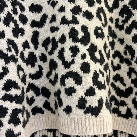 Sincerely Jules Black & White Leopard Print Sweater Size Small - Picture 3 of 5